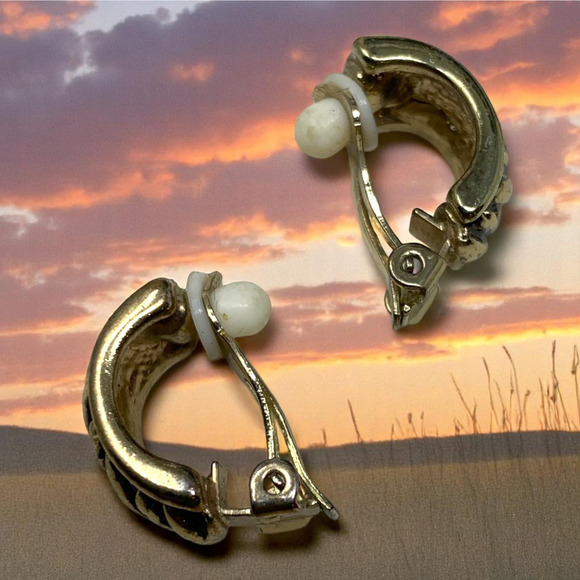 Vintage 1980s Textured Gold Tone Clip On Huggie Earrings Couture Chunky Mogul - Picture 2 of 6